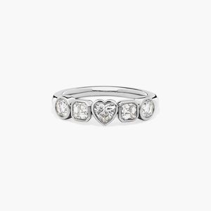Bague en or blanc 14 carats avec diamant de laboratoire taille cœur et coussin - Product Image 1