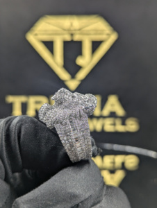 Anillo con Cabeza de Animal Estilo Hip Hop, Diamante Moissanite VVS, Plata de Ley 925, Joyería Personalizada con Incrustaciones de Diamantes, por Trisha Jewels - Product Image 4