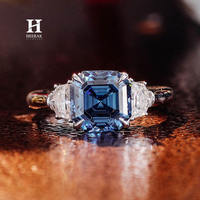 Bague de fiançailles de luxe en diamant bleu de laboratoire taille Asscher, diamant bleu vif fantaisie, trois pierres avec diamants latéraux en forme de bouclier