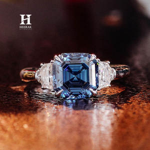 แหวนหมั้นเพชรบลูแล็บโกรว์ทรงแอสเชอร์สุดหรู แหวนเพชรสามเม็ดสีฟ้าสดใส พร้อมเพชรประดับด้านข้างรูปทรงโล่ - Product Image 1