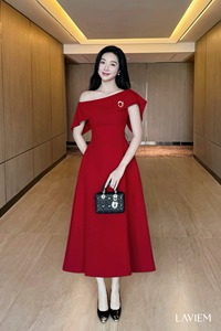 Vestido Esther con hombros descubiertos en corte A en color rojo |   Estilo elegante y femenino |   Diseño con hombros descubiertos |   Moda moderna para mujeres - Product Image 4