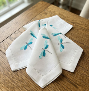 Serviettes de table personnalisées en coton brodé motif libellule 50x50cm, ourlet festonné, pour la maison, les restaurants, les fêtes et les mariages - Product Image 1