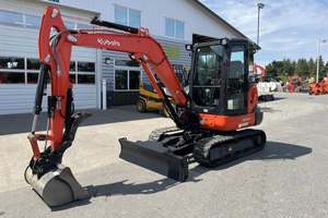 Mini-excavatrice compacte Kubota d'occasion modèle KX040-4 de 2022 – Poids : 9 200 lb, puissance du moteur : 40,4 CV, 1 453 heures de fonctionnement - Product Image 2