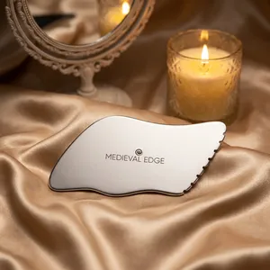 Masajeador Facial de Acero Inoxidable Medieval Edge, Herramienta Gua Sha de 11x4.6cm para Masaje y Lifting Facial - Product Image 3