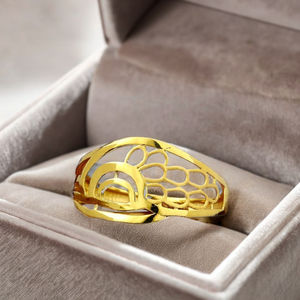 Bague de fiançailles dorée à découpe abstraite |   Design élégant à motif oculaire pour femmes |   Bijoux Featherlight 1.850 grammes, prêts pour les soirées, tendance - Product Image 2