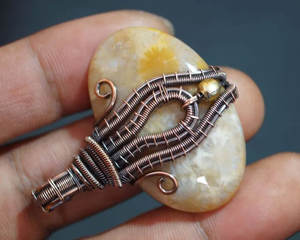 Pendentif artisanal en jaspe jaune, fil de cuivre antique, pierre précieuse naturelle, bijoux artisanaux - Product Image 1