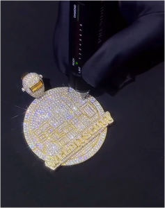 สร้อยคอพร้อมจี้เพชรโมอิสซาไนต์ VVS คุณภาพสูง ชุบทองคำขาวและทองเหลือง ดีไซน์ฮิปฮอป สลักชื่อได้ สำหรับผู้ชาย - Product Image 1