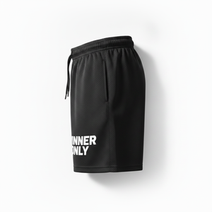 กางเกงขาสั้นโพลีเอสเตอร์แห้งเร็วสีดำสำหรับผู้ชาย พิมพ์ลาย Winner Only ด้านหน้า เอวยางยืดพร้อมเชือกผูก สไตล์ลำลองแบบสปอร์ต - Product Image 3