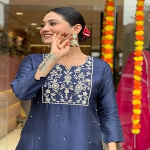 Conjunto de Kurti, Pantalón y Dupatta VASTRA COTTAGE, Bordado en el Cuello, Forro de Algodón, Prendas Étnicas de Tres Piezas Listas para Usar para Mujer - Product Image 4