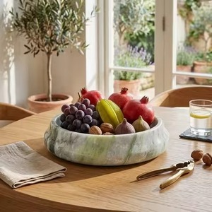 Nouvel arrivage : Plat de service en marbre blanc veiné noir, profil bas, bord large et évasé, pour îlot de cuisine moderne - Product Image 2
