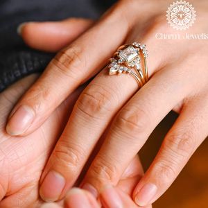 Bague de fiançailles et d'éternité classique Charm_Jewells pour femme, en argent plaqué or rose 18 carats, avec moissanite taille coussin et sertissage à griffes - Product Image 1
