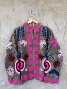 Chaqueta Corta de Otoño/Invierno para Mujer, Bordado Suzani Floral Hecho a Mano, Chaqueta Bomber Ecológica, Tela de Terciopelo, Relleno de Algodón - Product Image 1