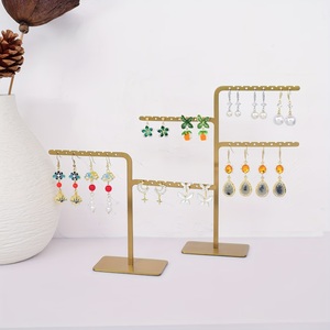 Soporte compacto para exhibir pendientes con barras de varios niveles, ranuras seguras, base estable que ahorra espacio para un almacenamiento de joyas sin enredos - Product Image 5