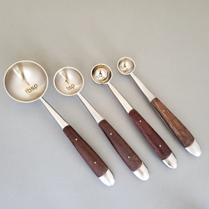 Ensemble de cuillères à mesurer vintage en métal, 4 pièces, manche en bois, outils de cuisine, lavage à la main uniquement, cuillère à mesurer durable - Product Image 1