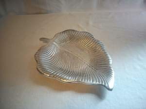 Plat de service fonctionnel en aluminium en forme de feuille pour servir des collations sèches et des fruits, offrant un style élégant et une utilité pratique - Product Image 4