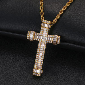 Pendentif Croix Plaqué Or avec Incrustation de Strass en Cristal Sertis en Canal, Charme Religieux Unisexe, Cadeau - Product Image 1
