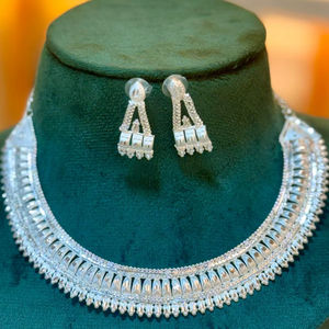 Ensemble de collier, boucles d'oreilles et bague en zircon floral tendance pour femmes, bijoux de fiançailles et de mariage plaqués or - Product Image 1