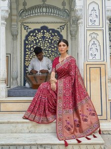 Sari de Seda Banarasi de Lujo con Diseño de Tejido Floral |   Sari de Boda Indio de Diseño con Borde de Zari y Blusa - Product Image 3