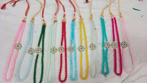 Exquisito collar de cuentas Kundan hecho a mano con motivos florales Kundan, arte tradicional y elegancia contemporánea. - Product Image 2