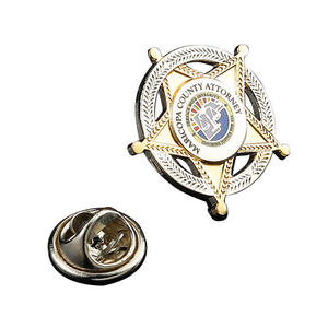 Badges en métal plaqué or sur mesure, magnétiques, de forme personnalisée (étoile), en émail souple, gravés - Product Image 5