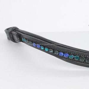 Bandeau de tête pour cheval en cuir rembourré de qualité supérieure, avec une rangée de cristaux de diamant et une chaîne métallique. - Product Image 3