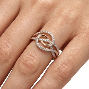 Élégante bague en or rose massif 18 carats avec nœud entrelacé et diamants, demi-pavé torsadé, finition lisse, bijoux fins sur mesure - Product Image 4
