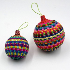 Combo de bolas colgantes coloridas para decoración de árboles de Navidad al aire libre, bolas de paja de algas marinas. - Product Image 4