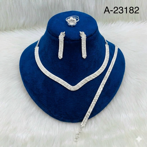 MOLL JEWELLERS ชุดเครื่องประดับผู้หญิงทันสมัย ทำจากโลหะผสมสังกะสี ชุบโรเดียม ประดับเพทายแท้ 0.3 มม. (สร้อยคอและต่างหู) - Product Image 4