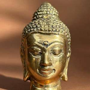Statue de tête de Bouddha en laiton moderne, artisanat en métal fait à la main pour la décoration vintage de la maison - Product Image 1