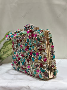 Pochette de soirée multicolore ornée de pierres, sac à main perlé de créateur pour femme, idéal pour les occasions festives et les mariages - Product Image 4