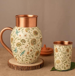 Cette carafe en cuivre poli, brillante et minimaliste, présente une silhouette moderne et épurée et une bec verseur. Disponible au prix de gros. - Product Image 6