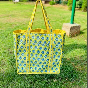 Bolsa de Compras Acolchada con Estampado Floral Amarillo, Estilo Moderno para Todas las Temporadas, Tela No Tejida - Product Image 1