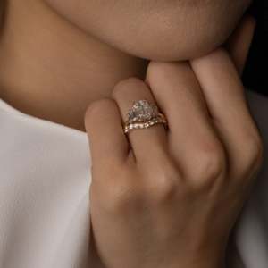 แหวนหมั้นเพชรสามเม็ดทรงเหลี่ยมมรกต VVS ทองคำแท้ 14k เพชรเพาะเลี้ยงในห้องปฏิบัติการ เครื่องประดับชั้นดีสำหรับงานปาร์ตี้ แหวนเพชร CVD HPHT สุดหรู - Product Image 2