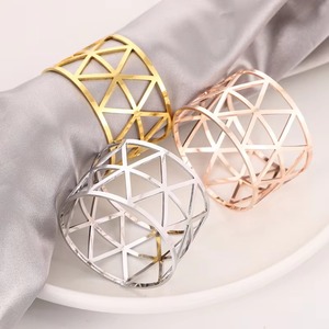 Anillos de servilleta de metal que brindan una sensación de calma y orden a la mesa de comedor, ayudando a transformar la experiencia gastronómica en una experiencia consciente. - Product Image 3