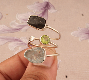 แหวนนิ้วประดับพลอยอะความารีนแท้หลายเม็ด งานแฮนด์เมดทันสมัย ดีไซน์เรียงเรียบหรู สามารถสวมซ้อนกันได้ - Product Image 5