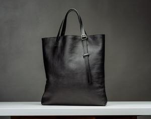 Sac fourre-tout tendance en cuir pleine fleur véritable avec fermeture éclair, détails boutonnés, sangle réglable et amovible, quincaillerie en acier inoxydable, grand format pour la plage - Product Image 2