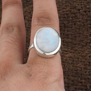 แหวนเงินแท้ 925 ประดับมูนสโตนสีรุ้งธรรมชาติ พลอยไฟสีน้ำเงิน สำหรับผู้หญิง งานหมั้น งานแต่งงาน เครื่องประดับคุณภาพสูง ขายส่ง - Product Image 3