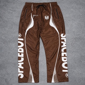 Nuevo conjunto de chándal cortavientos con parche bordado, estampado serigrafiado, chaqueta con capucha y cremallera, y pantalones de chándal con paneles curvos en contraste. - Product Image 2