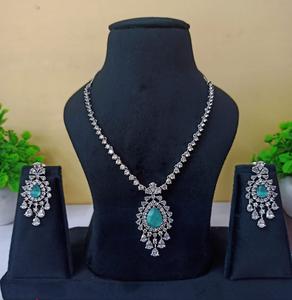 Conjunto de Joyería de Lujo para Mujer con Collar y Aretes, con Piedras Verde Agua, en Tono Plateado, para Bodas y Fiestas - Product Image 1