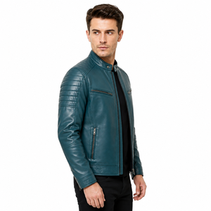 Chaqueta de cuero para hombre diseñada para clima fresco con forro suave, textura duradera, costuras resistentes y bolsillos prácticos para actividades casuales al aire libre. - Product Image 3