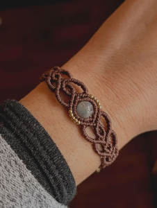 สร้อยข้อมือมาคราเม่หินลาบราดอไรต์ทำมือประดับทองคำ ลูกปัดหินธรรมชาติ สไตล์โบโฮ สายปรับได้ เครื่องประดับแฮนด์เมด ราคาขายส่ง - Product Image 4