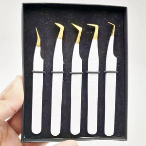Pinzas Profesionales Japonesas de Acero Inoxidable con Punta de Fibra para Extensión de Pestañas, Hechas a Mano, Blancas Mate Doradas con Agarre de Diamante - Product Image 3