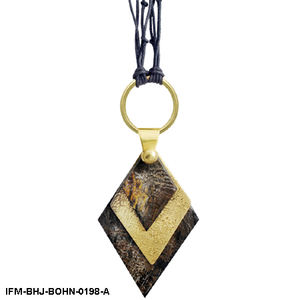 Colgante Artesanal de Cuerno de Búfalo My Druther Persona con Latón Texturizado con Diamantes Incrustados sobre Hilo de Algodón Tejido con Cuentas Metálicas - Product Image 2