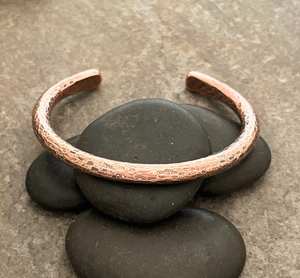 Bracelet en cuivre fait main pour hommes et femmes, conçu avec des propriétés de guérison spirituelle pour la méditation et l'équilibrage des chakras. - Product Image 3