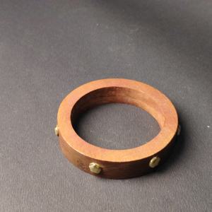 Brazalete de Madera Maciza con Borde Rectangular y Tachuelas de Latón en Forma de Estrella - Joyería de Madera Minimalista Tallada a Mano - Venta al Por Mayor Personalizada - Product Image 6
