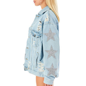 Veste en jean bleu clair pour femme avec détails effilochés et embellissements étoiles, manches longues, col rabattu, style printemps - Product Image 2