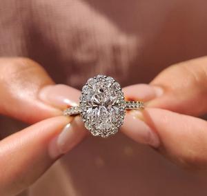 Anillo de Compromiso de Lujo con Halo de Diamantes Moissanite de Corte Ovalado, Banda Pavé de Oro Blanco de 14K, Joyería Fina para Novia - Product Image 2