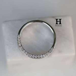 Anillo de Boda de Lujo en Oro Blanco de 14K, Media Eternidad, con Diamantes Redondos Brillantes Cultivados en Laboratorio, Anillo Apilable con Micropavé, Anillo de Aniversario - Product Image 6