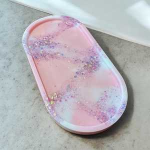 Bandeja Decorativa Ovalada de Resina Hecha a Mano, Color Rosa Marmoleado, con Flores Secas Reales y Hojuelas de Oro, Estética y Decorativa - Product Image 3