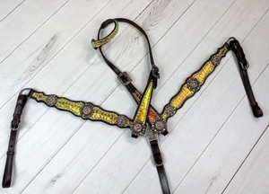 Nuevo y de gran venta 2026: Conjunto de cabezada y pechera para caballo con diseño de una oreja, patrón de rosas y conchos, adornos de latón. Precio al por mayor. - Product Image 3